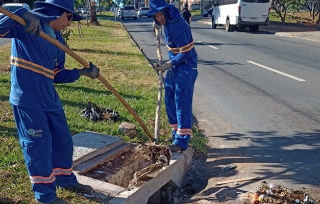500 toneladas de lixo são retiradas das bocas de lobo em Goiânia todo mês
