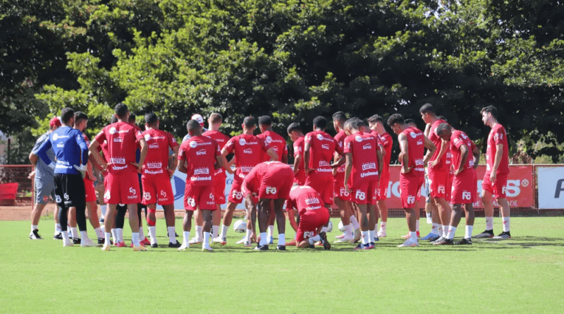 Vila volta ao G4 e Atlético fica por perto